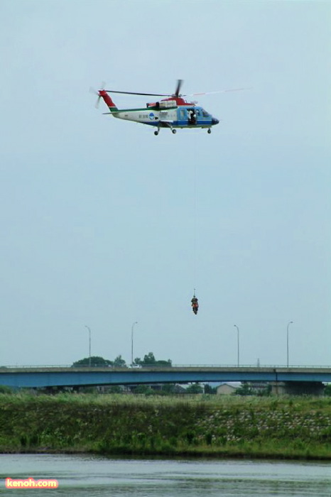 救助訓練、県の消防防災ヘリコプターで要救助を引き上げる