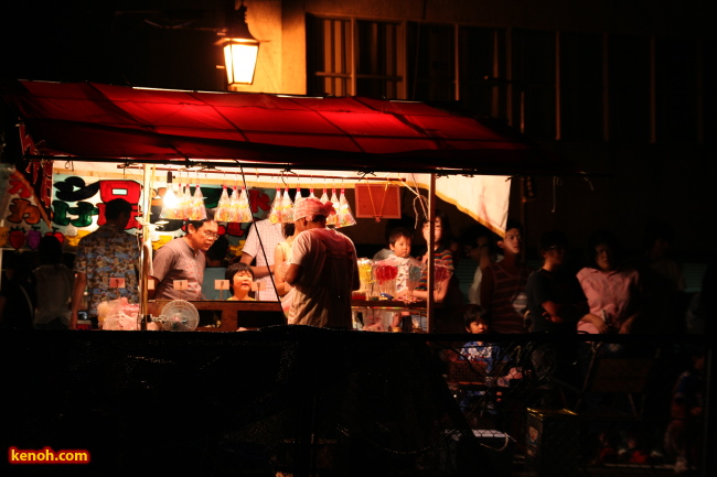 露店に並ぶ見物客