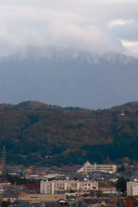 三条市・パルム2から紅葉の大崎山と初冠雪の粟ヶ岳