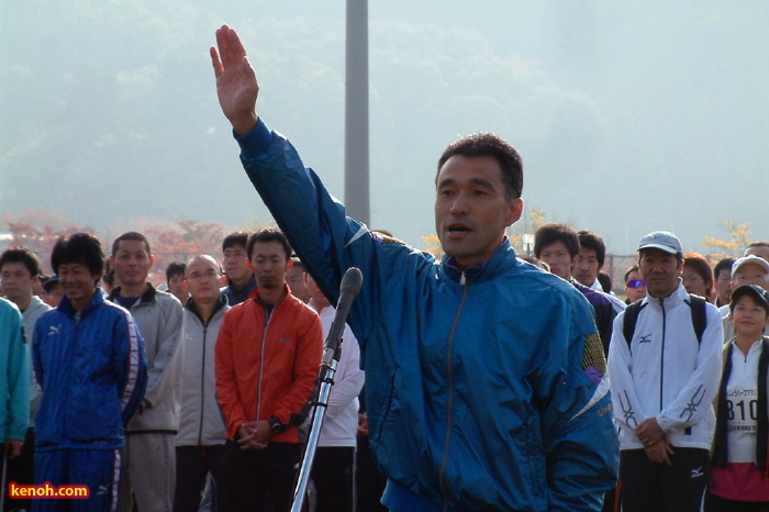 開会式、選手宣誓する山本活信さん