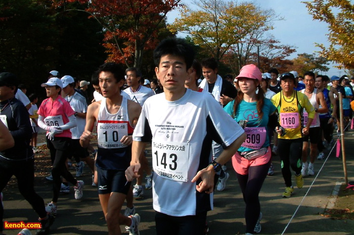 紅葉の街路樹のなか、いっせいにスタートするランナー