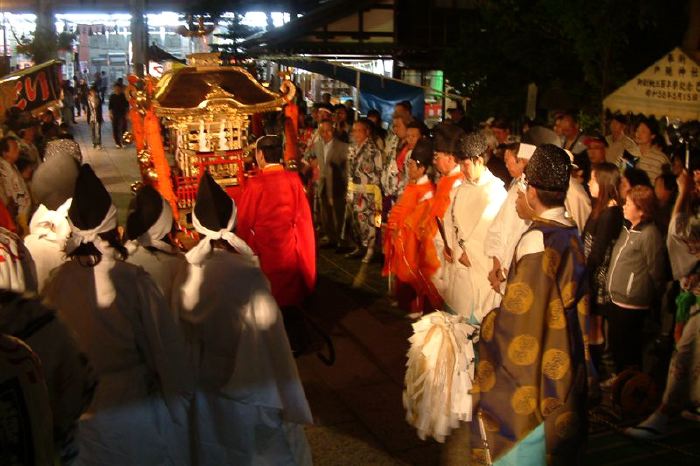 16日夜、御霊を載せた御輿に向かって星野宮司が祝詞奏上