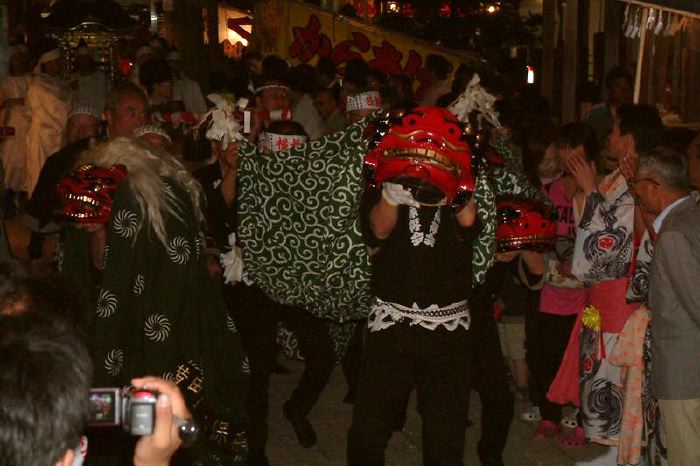 16日夜、戸隠神社拝殿前で獅子舞の披露