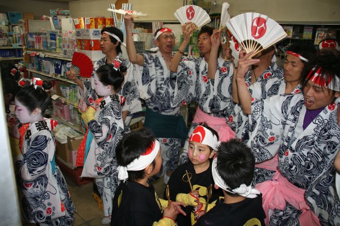 宵宮15日の万灯やお玉さんの踊り、門付け