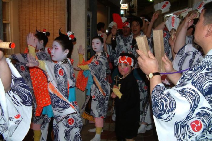 宵宮15日の万灯やお玉さんの踊り、門付け