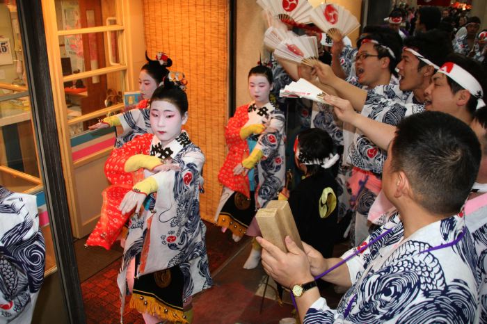 宵宮15日の万灯やお玉さんの踊り、門付け