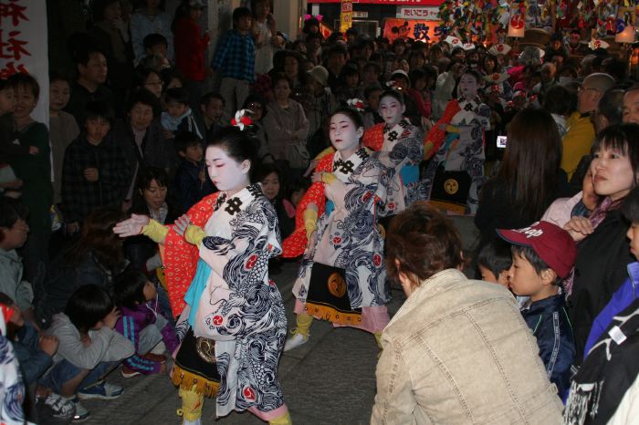 宵宮15日の万灯やお玉さんの踊り、門付け