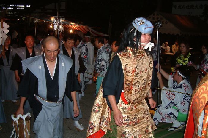 16日夜、戸隠神社へ戻る天狗