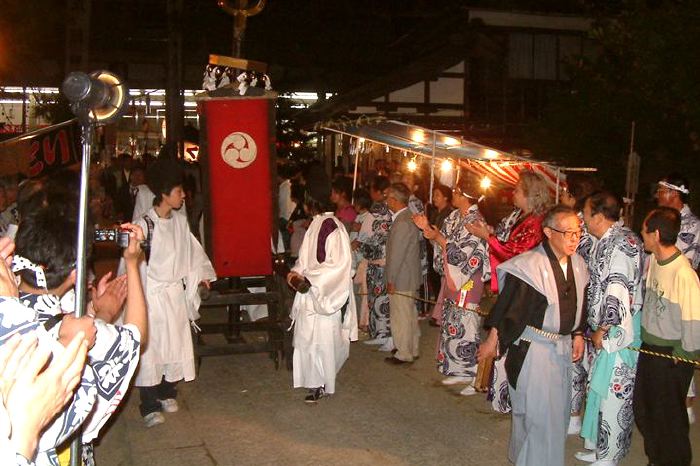 16日夜、戸隠神社へ戻る大名行列