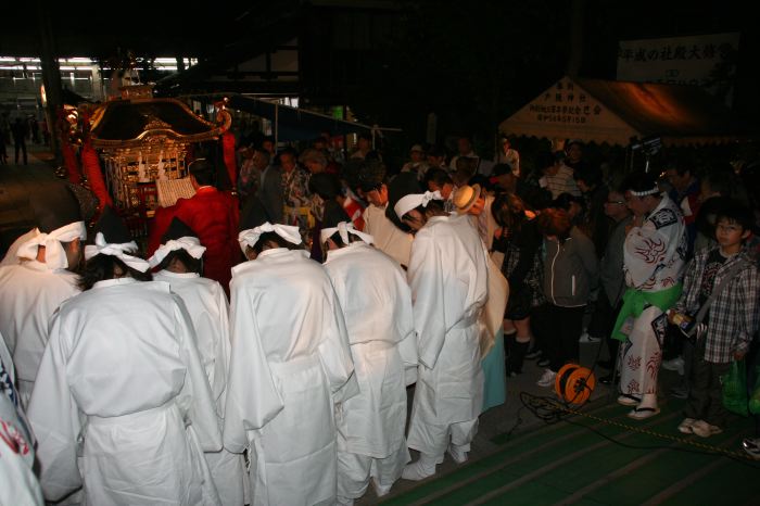 16日夜、御霊を載せた御輿に向かって星野宮司が祝詞奏上