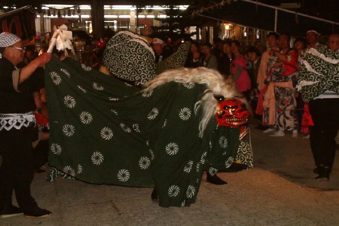 16日夜、戸隠神社拝殿前で獅子舞の披露