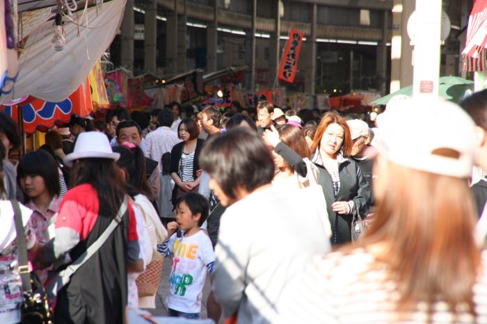 16日の大祭・戸隠神社を出る天狗