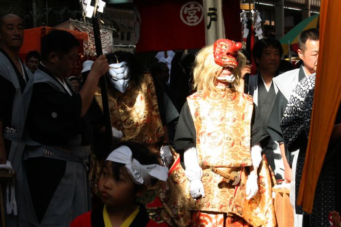 16日の大祭・戸隠神社を出る天狗