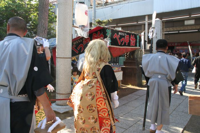 16日の大祭・戸隠神社を出る天狗