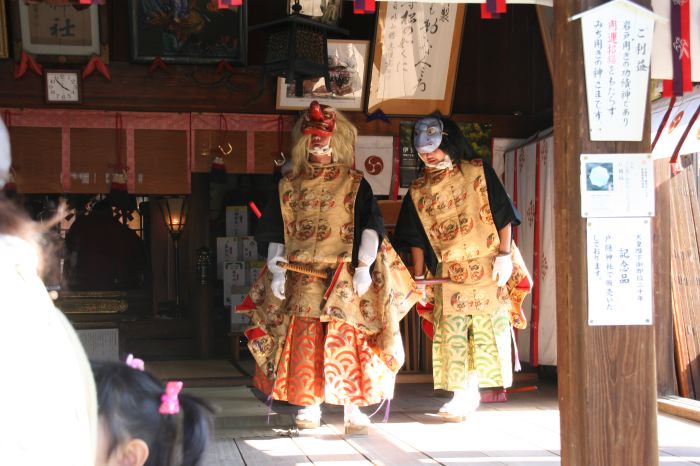 16日の大祭・拝殿で参拝する天狗