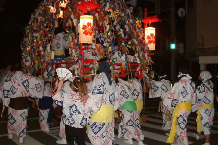 宵宮15日の万灯やお玉さんの踊り、門付け