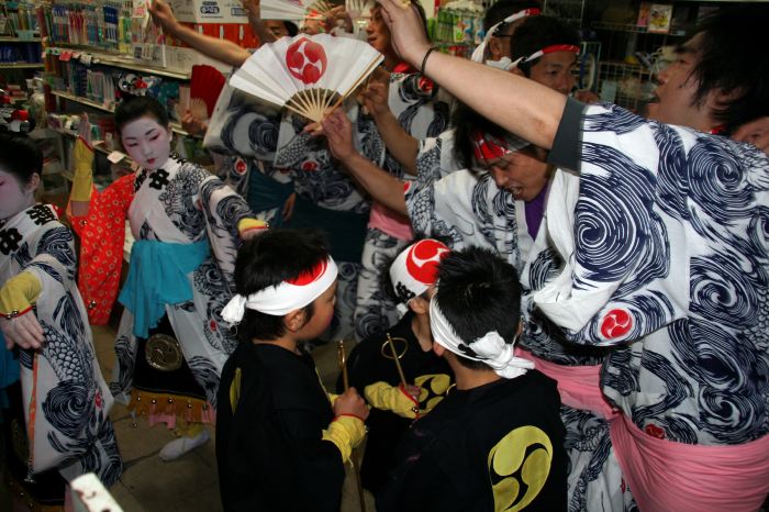 宵宮15日の万灯やお玉さんの踊り、門付け