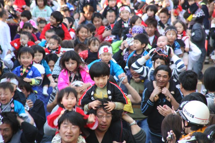 八幡宮境内で舞い込み