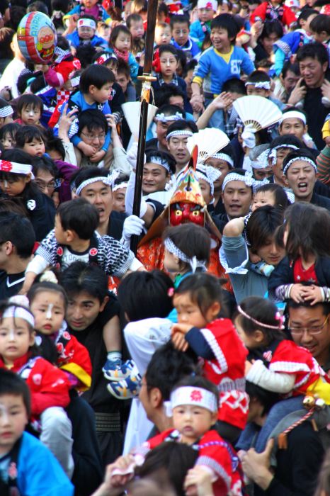 八幡宮境内で舞い込み