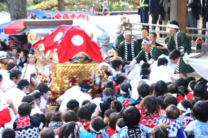 八幡宮境内で舞い込み