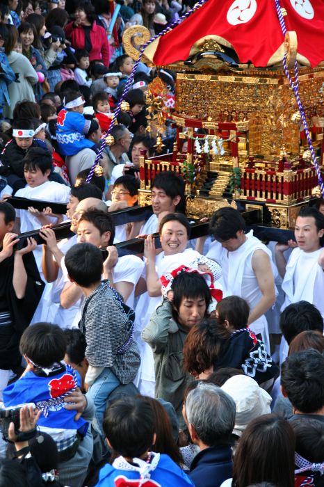 八幡宮境内で舞い込み