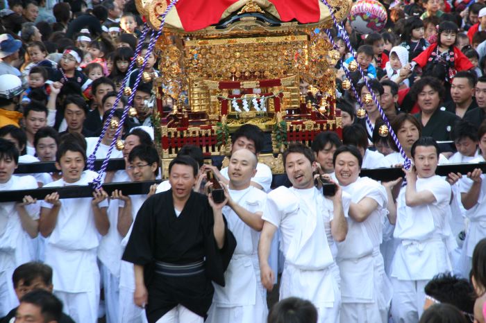 八幡宮境内で舞い込み