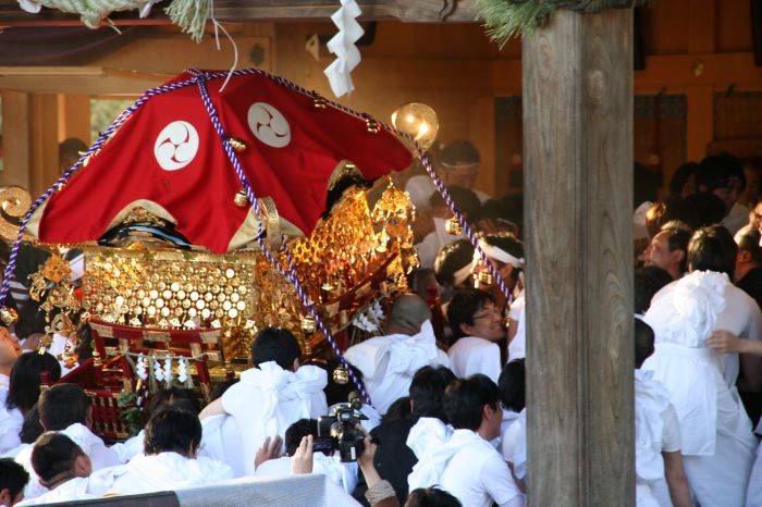 八幡宮境内で舞い込み