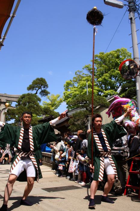 八幡宮を出発する大名行列