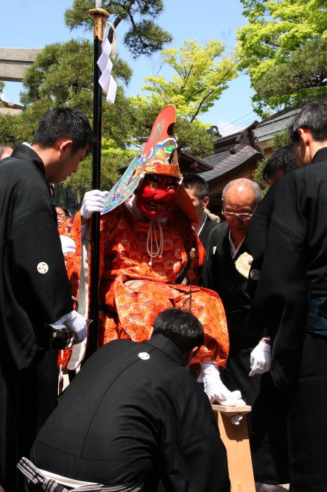 八幡宮を出発する大名行列