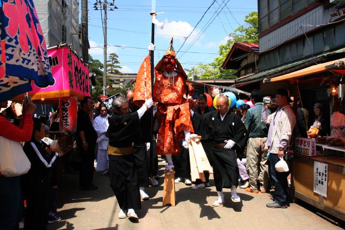 八幡宮を出発する大名行列