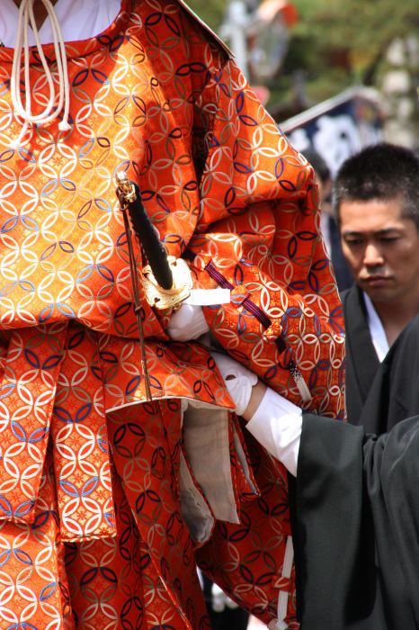 八幡宮を出発する大名行列