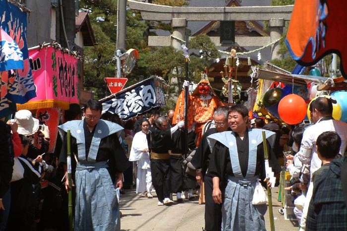 八幡宮を出発する大名行列