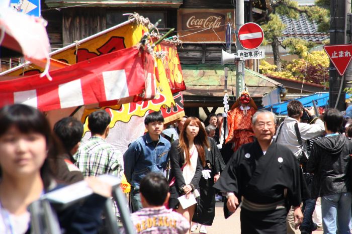 八幡宮を出発する大名行列