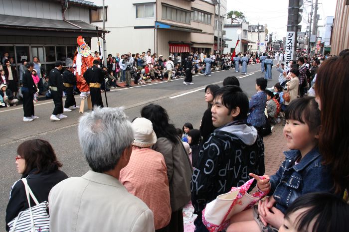 大通りを進む大名行列