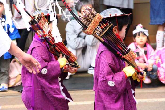 大通りを進む大名行列