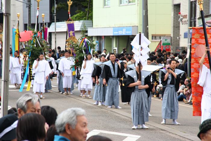 大通りを進む大名行列