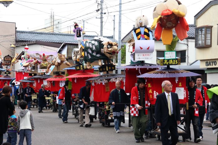 大通りを進む大名行列