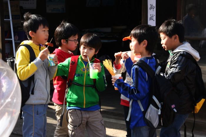 舞い込みが始まる前の八幡宮周辺