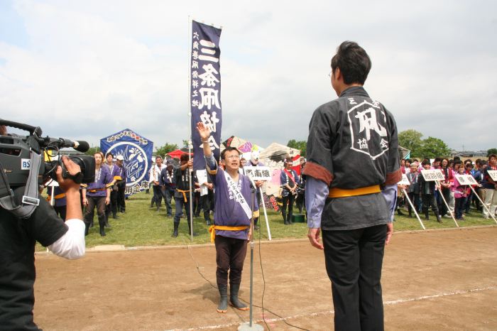 三条凧合戦開会式で選手宣誓を行う昨年優勝東三条五月会の丸山さん