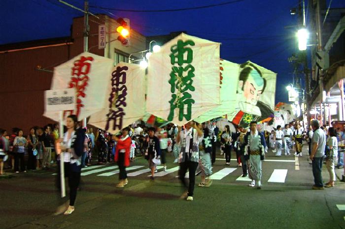 凧と凧ばやし踊りパレード