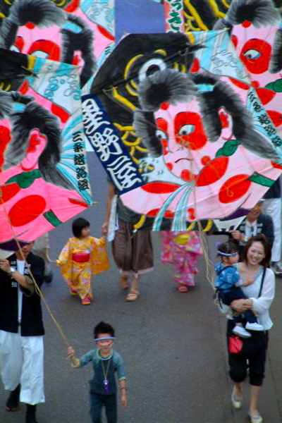 凧と凧ばやし踊りパレード