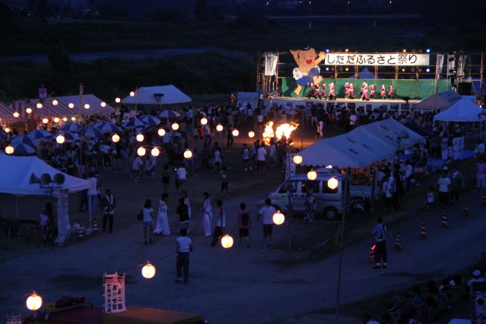 暮れゆく祭り会場