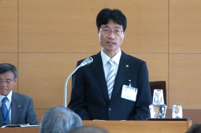 燕市6月定例会で所信表明を行う鈴木津ABM得市長