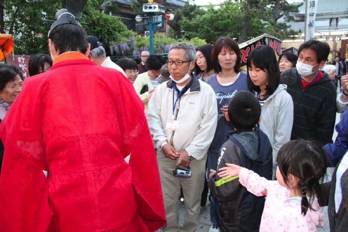 燕市内に避難している人に星野宮司から「がんばろう日本」のお守りのプレゼント