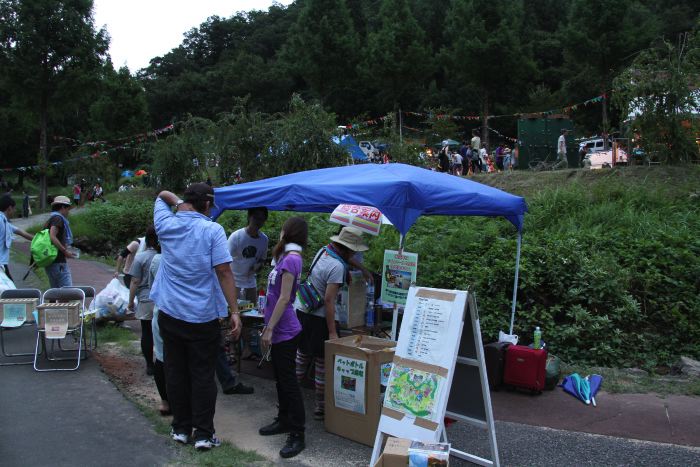 通路に並ぶ店