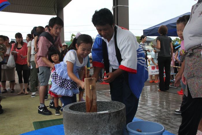 子どもも手伝ってもらってモチつきに挑戦