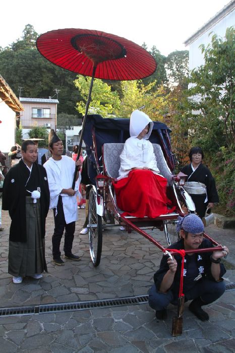 清雲亭「山重」から新婦を人力車に乗せて行列が出発