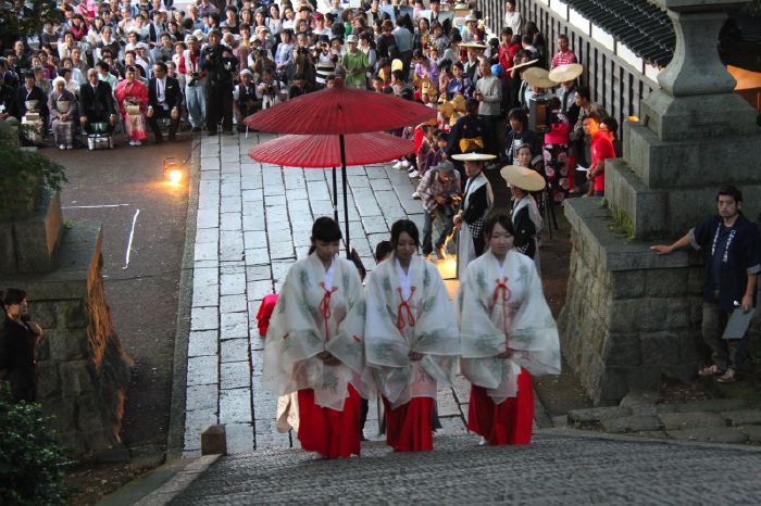 石畳から青海神社へ向かう