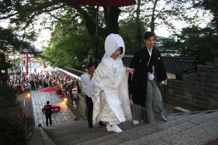 石畳から青海神社へ向かう