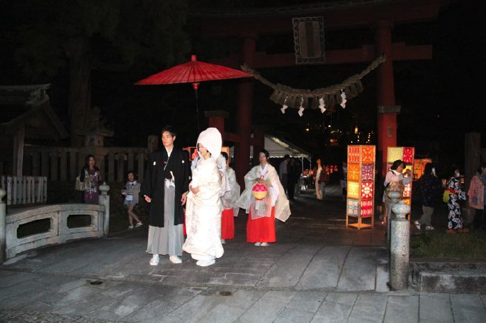 赤鳥居をくぐって宮大門へ